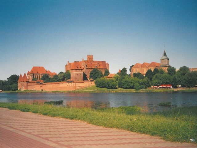 In the Middle Ages, the castle on the Nogat, an estuary of the Vistula, was the seat of the Grand Master of the Teutonic Order. Later the residence of the Polish kings, it belonged again to Prussia.