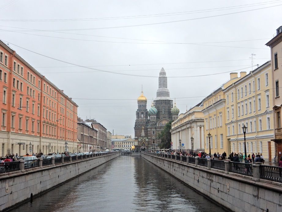 Heute ist die Straße am Kanal zwische Nevski Propekt und Erlöser-Blutkirche zumindest auf einer Seite eine Fußgängerzone. 