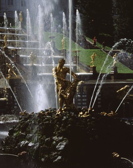 Der Samsonbrunnen vor den Kaskaden des Peterhof Palastes soll den Zaren Peter den Großen darstellen. 