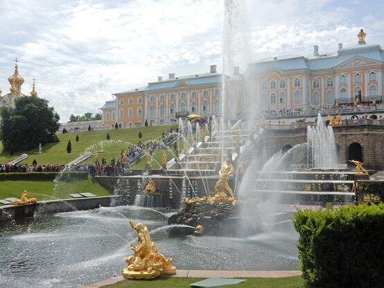 A visit to the Peterhof has been part of the sightseeing programme in the tsarist city for over 25 years. We walk through the garden with a guide and let ourselves be enchanted by the trick fountains.