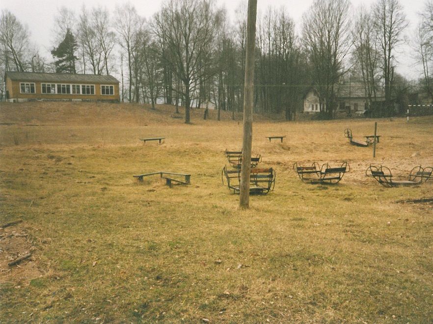 Hier Bilder vom ersten Besuch eines Pionierlagers in der Nähe von Trakai im Jahr 1991. Nach Weißrussland war Litauen das nächste Land in unserem Portfolio.