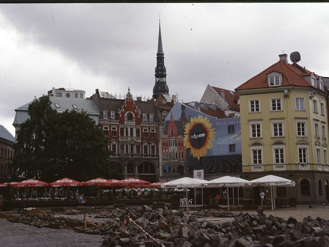 Livu Square entstand im zweiten Weltkrieg, als einige Gebäude zerstört wurden. Unweit des Platzes sind die Häuser der Gilden und das Haus mit der Katze auf dem Dach. 