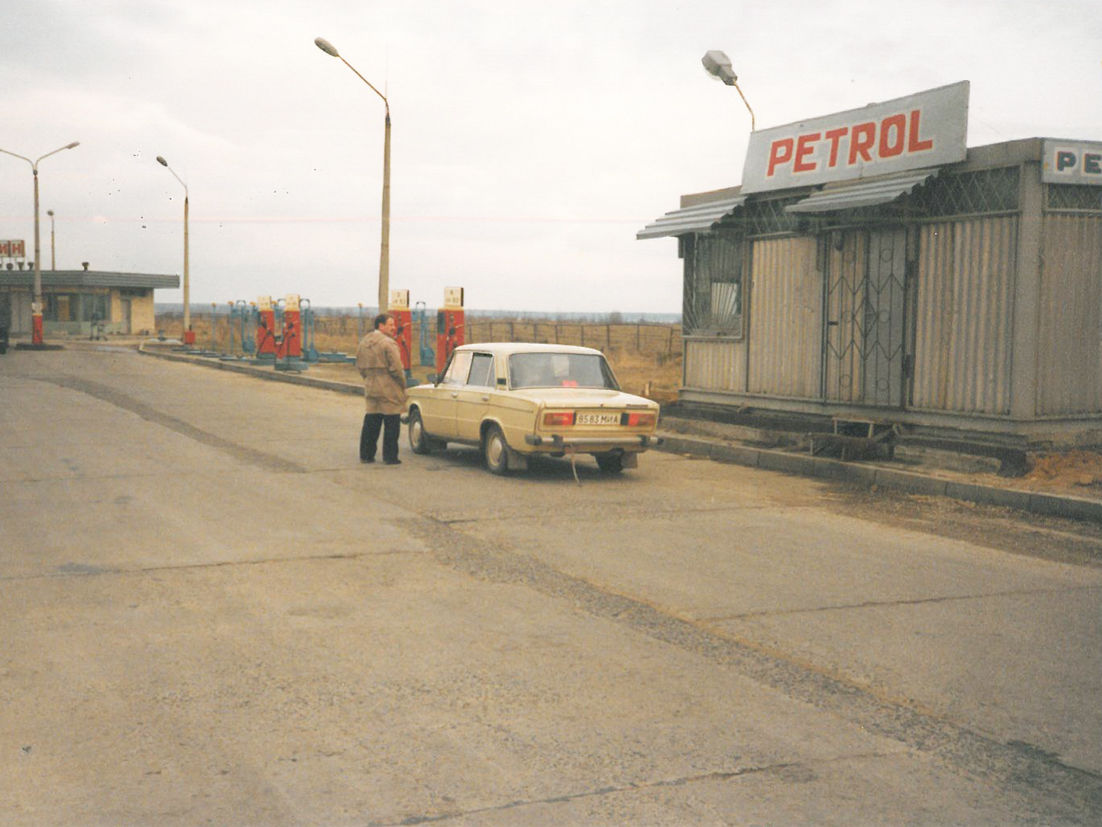 In den ersten Jahren musste man noch Benzingutscheine kaufen und war den Launen der Kassiererin ausgeliefert. Diesel kaufte man auch mal am Straßenrand und Bleifrei gab es nur an einer Tankstelle in der Sowjetrepublik Weißrussland.