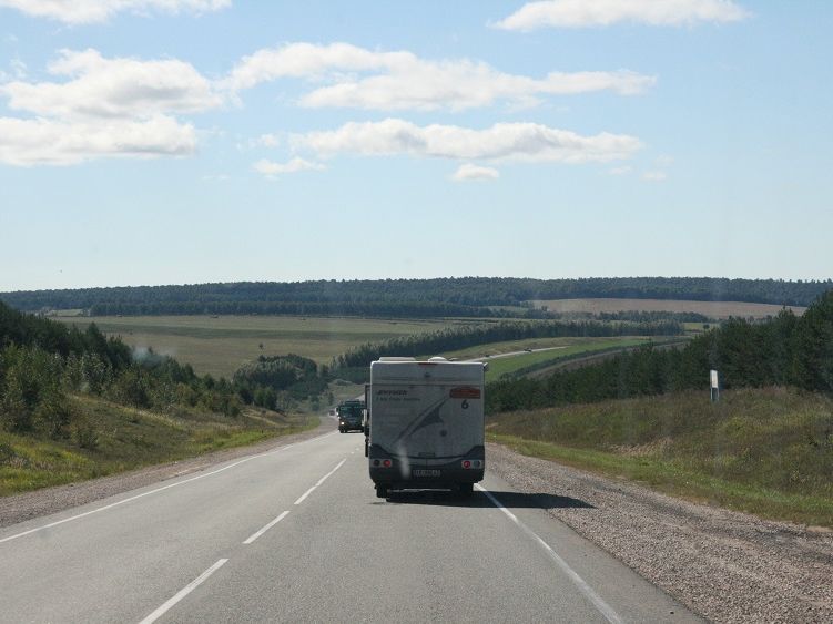 Dieses Bild, aufgenommen ca 10-12 Jahre später zeigt schon bessere Straßen in Sibirien. Heute sind die auch schon mal Streckenweise vierspurig. Auch ist, wegen der GPS Technik ein Fahren in der Gruppe nicht mehr erforderlich. 