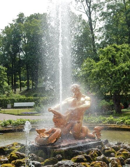 The fountain was erected in 1734 and honors the Russian victory over the Swedes in the Battle of Poltava.