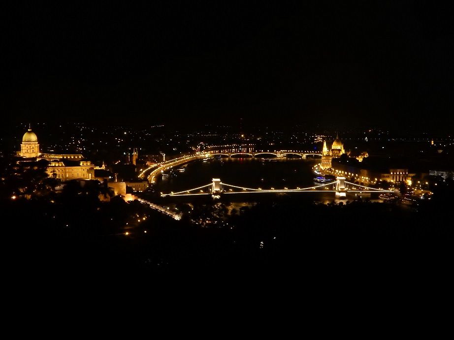 2019 besuchten wir Budapest und auf dem Heimweg vom Orgelkonzert machten wir einen kurzen Stopp um die Stadt noch einmal zu bewunderen. 