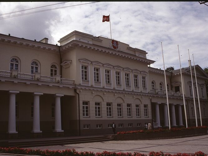 Parts of the building date back to the 16th century when the Bishop of Vilnius had his residence here. The governor general lived here during the tsarist times and also hosted Napoleon. In this picture the building was newly renovated.