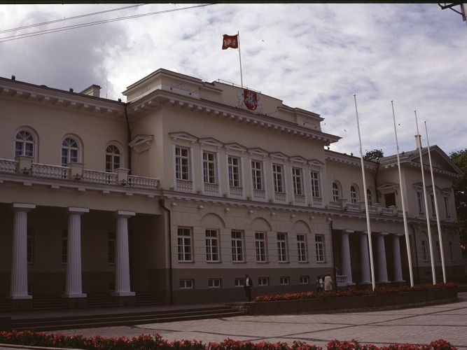 Teile des Gebäudes gehen auf das 16. Jahrhundert zurück, als der Bischof von Vilnius hier seine Residenz hatte. Zur Zarenzeit wohnte hier der Generalgouverneur und beherbergte auch Napoleon. In diesem Bild war das Gebäude neu renoviert. 