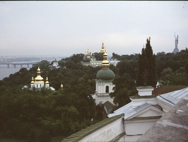 In Kiev, the west bank of the Dnieper is higher up and if you look from the St. Sophia Cathedral to the cave monasteries, you can still see the Mother Motherland statue in the background.