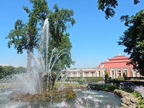 Das "russische Versailles" mit seinen Wasserspielen und Trickfontänen ist damals wie heute faszinierend und einen Besuch wert. 