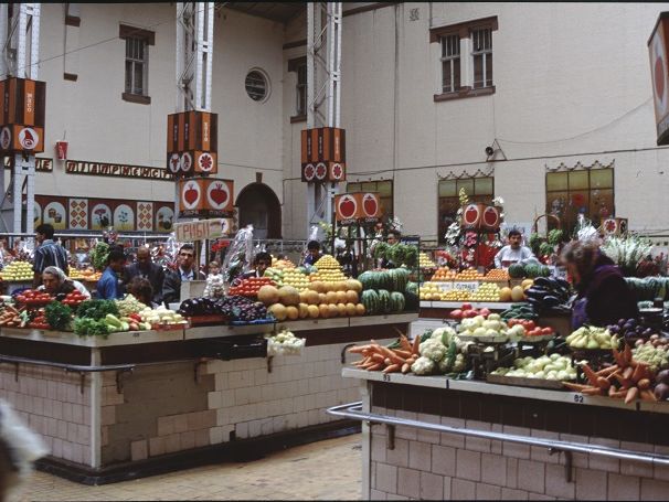 In der Sowjetunion waren Märkte wichtige Umschlagplätze für Lebensmittel und auch andere Produkte. Bis heute gibt es in jeder Stadt einen Zentralmarkt wo man von professionellen Händlern und privaten Produzenten alle Arten von Produkten kaufen kann. 