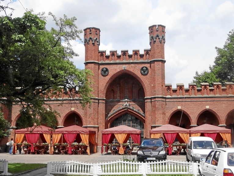 Auf einer Besichtigung von Königsberg sieht man immer wieder Reste der alten Festungsmauern und Wälle. Das Roßgärter Tor, benannt nach dem deutschen Stadtteil Roßgarten dahinter, beherbergt auch heute noch ein Restaurant. 