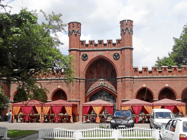 During a visit to Kaliningrad one sees again and again the remains of the old fortress walls and ramparts. The Roßgärter Tor, named after the German district of Roßgarten behind it, still houses a restaurant today.