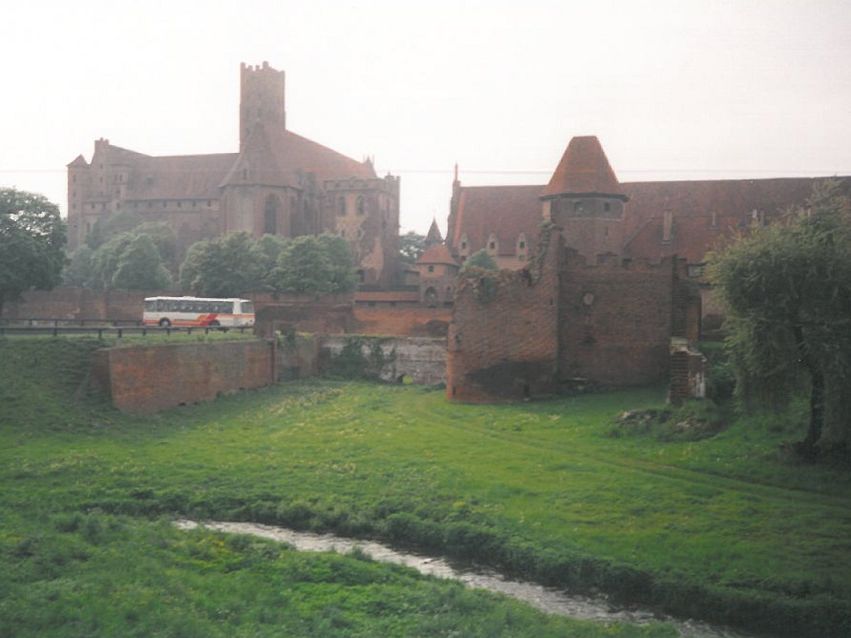 Die Marienburg in Malbork wird meist über den Fluss fotografiert. Hier mal die Rückseite - aufgenommen in den 1990er Jahren wie man unschwer am historischen Bus erkennen kann. 