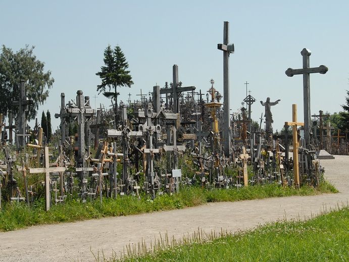 Der Berg der Kreuze heute, Parkplätze mit Schranke, Infocenter, etc. - alles gut organisiert. 