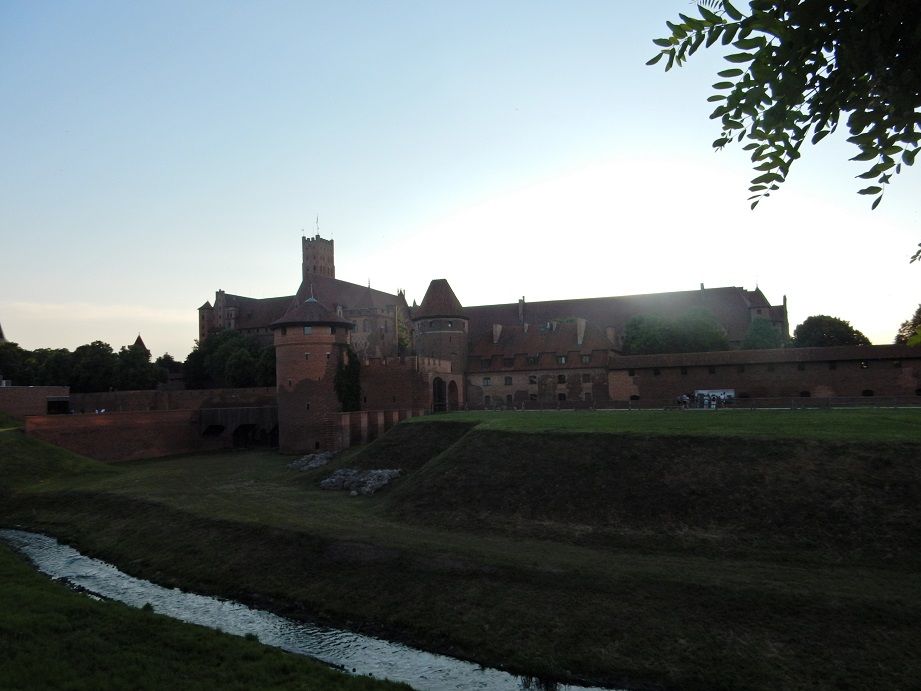 Hier in der Abendsonne sieht man die Marienburg, die heute eine der beliebtesten Touristenattraktionen im Nordosten Polens ist. 