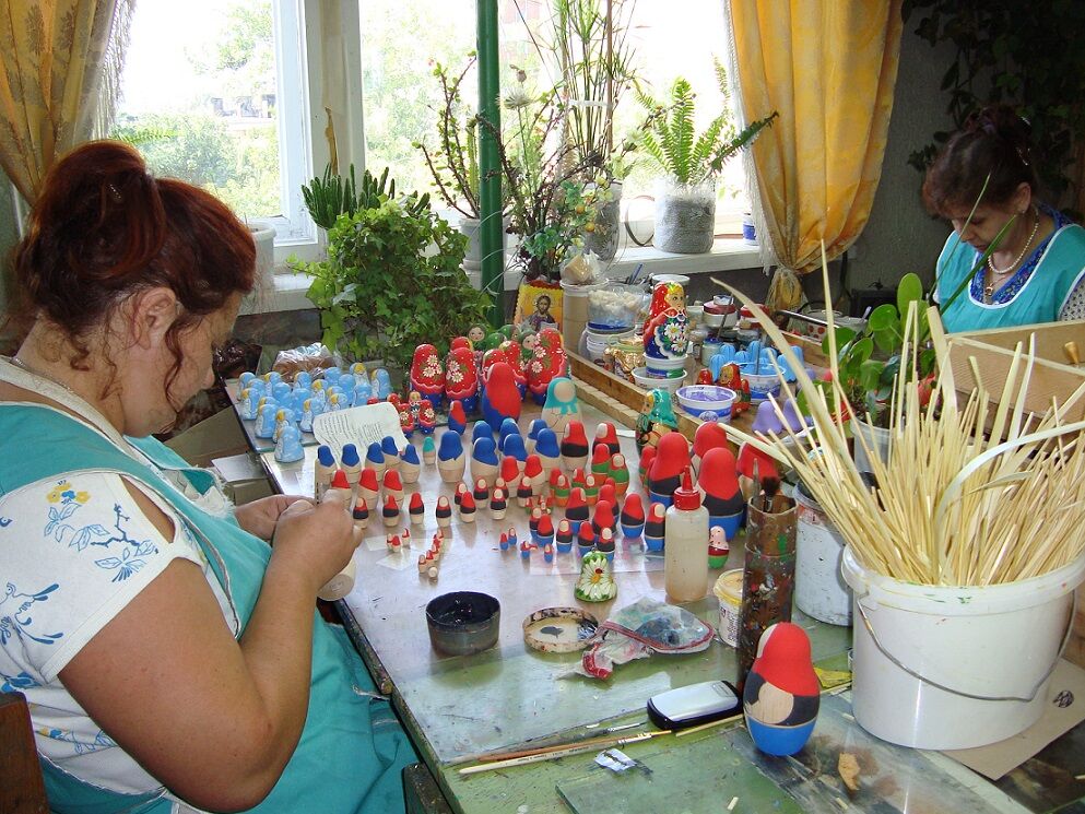 The fine handicraft is still interesting, although the popularity of the wooden dolls has now decreased somewhat.