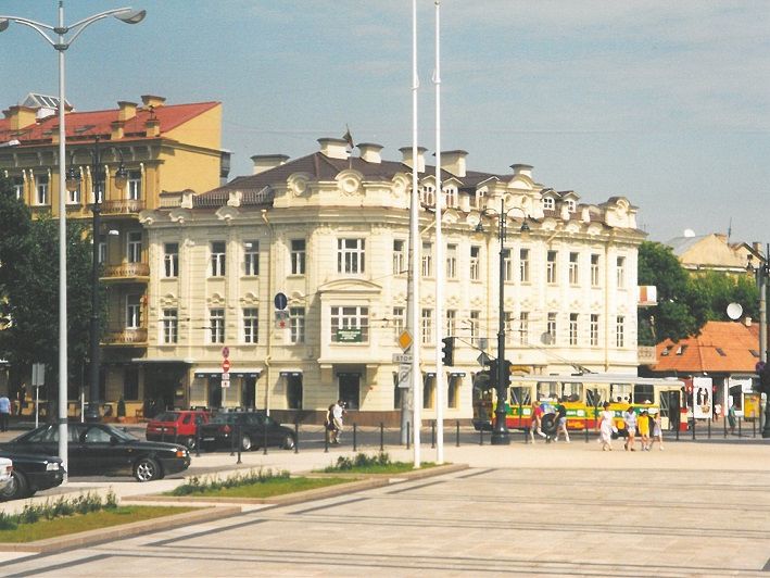 Blick auf das Haus gegenüber der St. Stanislas Kathedrale in Vilnius. 