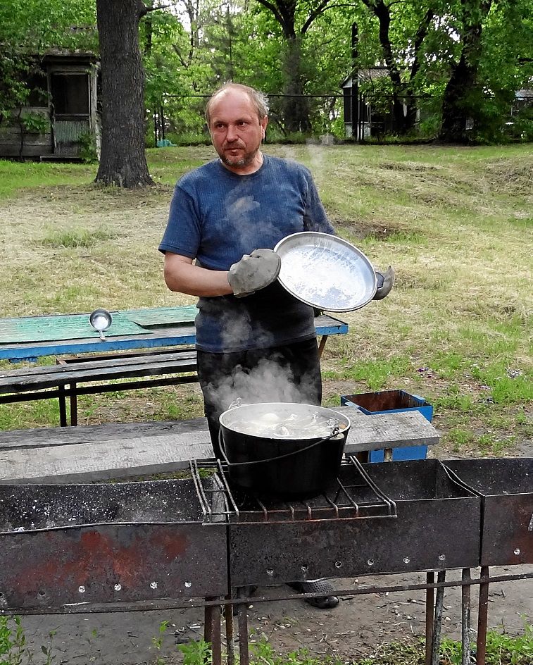 Unser aktuell berühmtester Fischsuppenkoch ist Igor. Dieser angelt gerne und nutzt die Gelegenheit was leckeres daraus zu machen. 