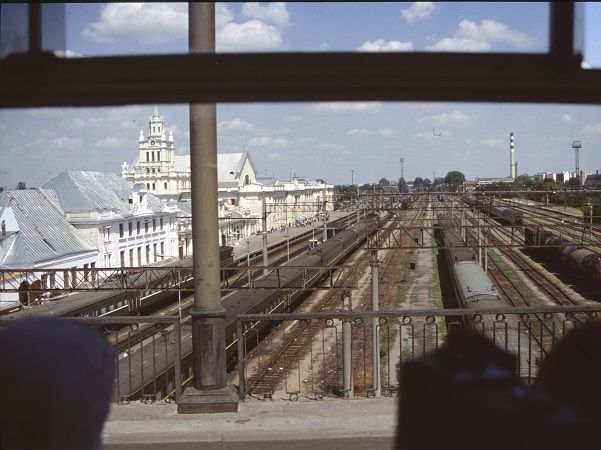 Die Stadt Brest galt im Russischen Reich bzw. der Sowjetunion als "Tor zum Westen" und auch heute noch geht der überwiegende Eisenbahnverkehr Richtung Russland und Asien durch die Stadt. Hier werden auch die Züge von der russischen auf die europäische Spurweite umgesetzt.