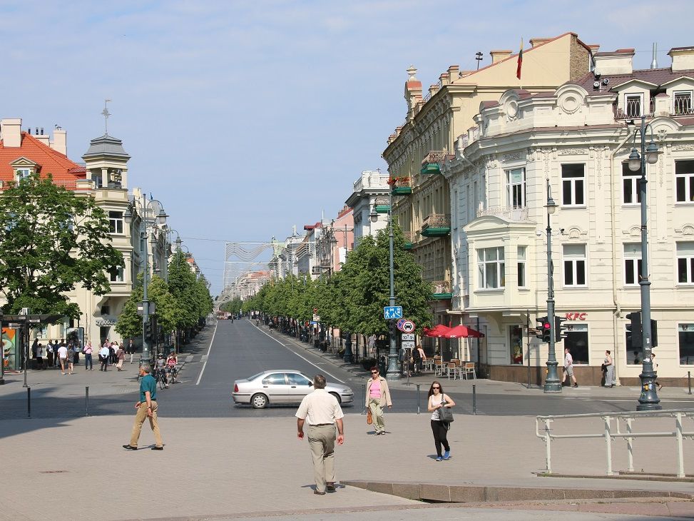 Dieses Bild zeigt den Gedimino Prospekt in Vilnius, gleich gegenüber der St. Stanilas Kathedrale.