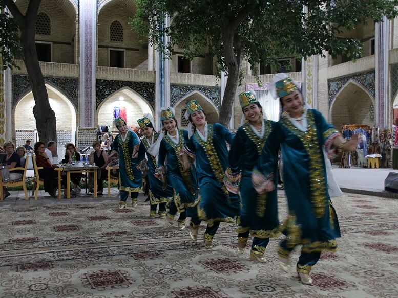 On the Silk Road, dinner with Uzbek specialties and a folklore performance is part of every trip to the region today.