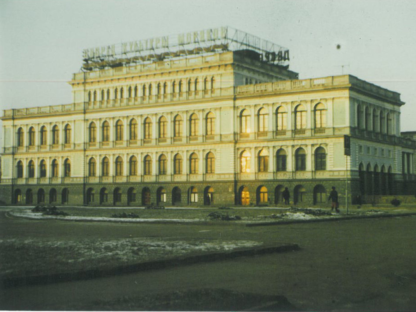 Die Neue Börse, erbaut 1875 wurde im Krieg zerstört und 1967 wieder aufgebaut. In den 1990er Jahren waren dort Veranstaltungsräume, ein Restaurant und ein Museum.  