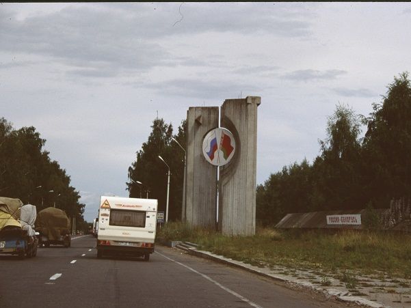 Ausreise aus Weißrussland nach Russland 1996. Damals fuhr man alle Etappen als Gruppe, denn man hatte kein Navi, kein Mobiltelefon und der Reiseleiter zeigte den Weg.  