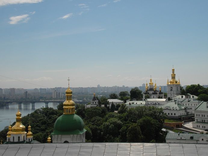 Seit der Mitte der 1990er als wir Kiew erstmals bereisten hat sich die Stadt natürlich weiterentwickelt. Die Klöster und Kirchen wurden restauriert und renoviert. Das Panorama am Dnepr hat sich kaum verändert.