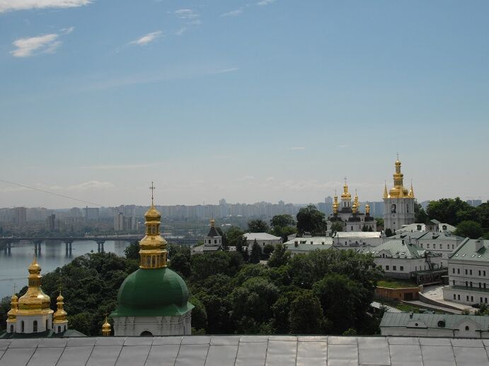 Since the mid-1990s when we first traveled to Kiev, the city has of course evolved. The monasteries and churches have been restored and renovated. The panorama on the Dnieper has hardly changed.