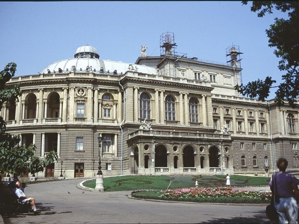 Das Opernhaus von Odessa wurde vom Wiener Architekturbüro Fellner & Wellmer erbaut. Eröffnung war 1887 und seitdem werden hier Opern und Ballette aufgeführt. 