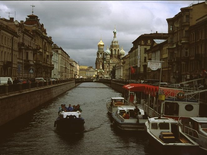 St. Petersburg nennt man auch das Venedig des Nordens, denn 60 Kanäle und Flüsse durchziehen die Innenstadt. Hier ein Blick auf den Grijobedow Kanal vom Newsky Prospekt, aufgenommen 1998.