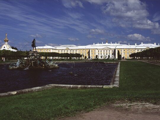 Here the view from the St. Petersburg Prospect to the city-facing side of the Peterhof Palace with the Neptune and Apollon Fountain, taken in 1998.