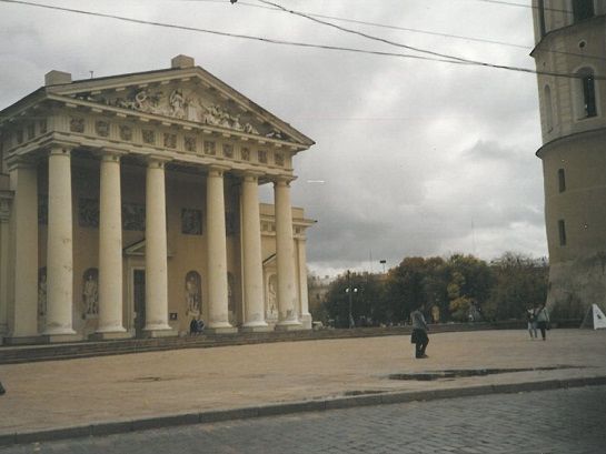 Ein Bauwerk des Klassizismus und mit dem Glockenturm nebenan, sieht die Kathedrale des Heiligen Stanislas in Vilnius nicht wie eine Kirche aus. In den frühen 1991 sah sie auch noch etwas renovierungsbedürftig aus. 