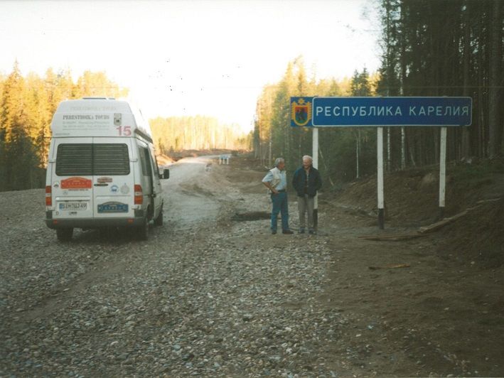 Auf der M 18 in Karelien: Peter Rettau und Peter Wallas auf Erkundungsfahrt im Frühsommer 2000. 