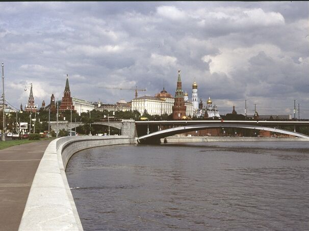 Every sightseeing tour in Moscow stops at the Moskva so that you can take a picture in the direction of the Kremlin. When this picture was taken, Boris Yeltsin was the resident of the grand presidential palace.