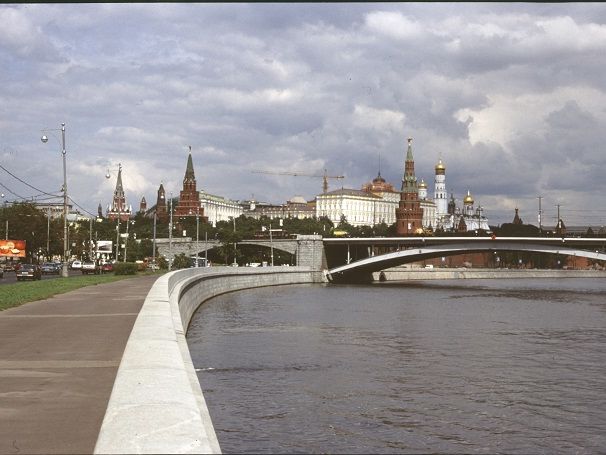 Jede Besichtigungstour in Moskau stoppt an der Moskva, damit man in Richtung Kreml ein Bild machen kann. Als dieses Bild gemacht wurde war Boris Jelzin der Bewohner des großen Präsidentenpalast. 