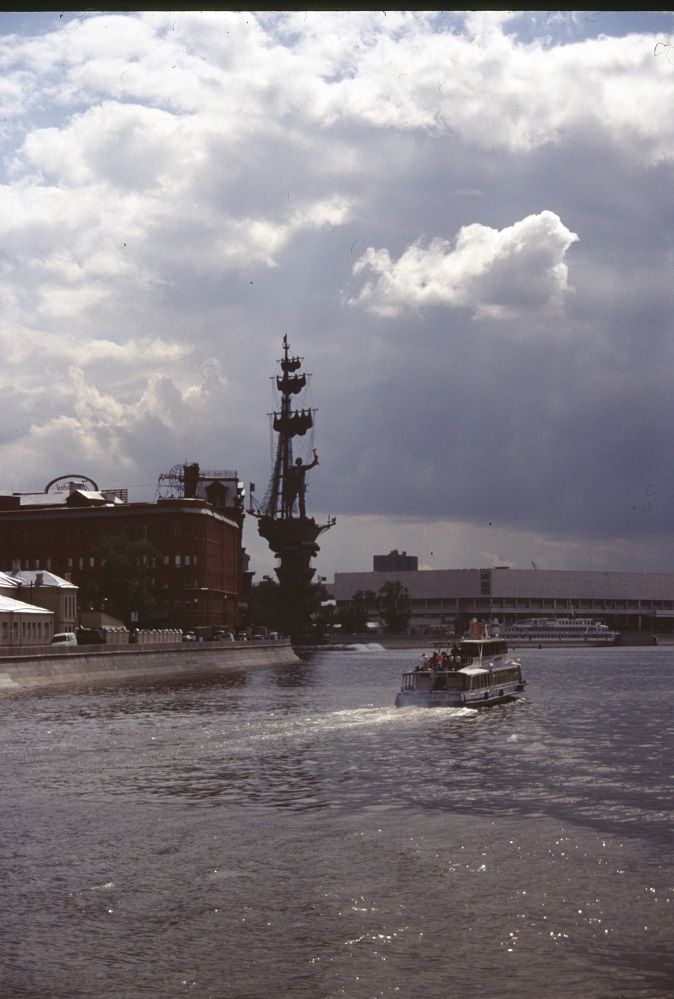 Im Jahr 1997 errichtet ist dieses Denkmal des Künstlers Surab Zurateli dem 300 Jahrestages der russischen Marine gewidmet. Es soll aber ursprünglich zu Ehren der 500 Jahrfeier der Entdeckung Amerikas entworfen worden sein. 