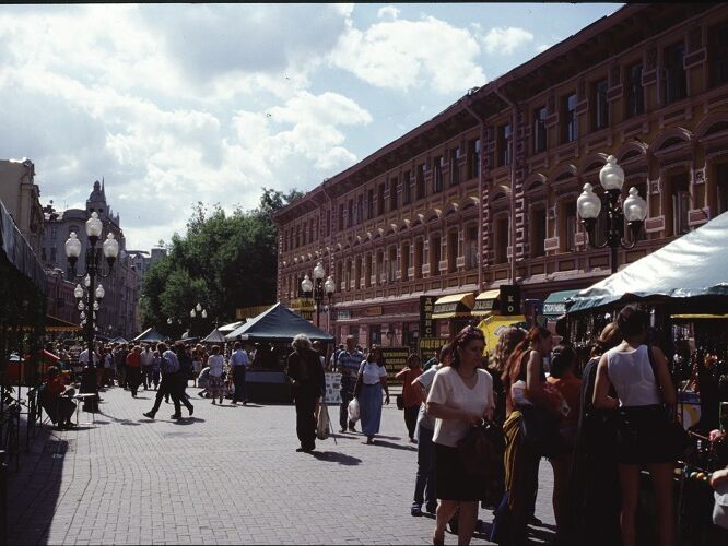 The Arbat district and the street of the same name are located in the historic city center of Moscow. Traditionally, craftsmen, artists, academics and various nobles lived here.