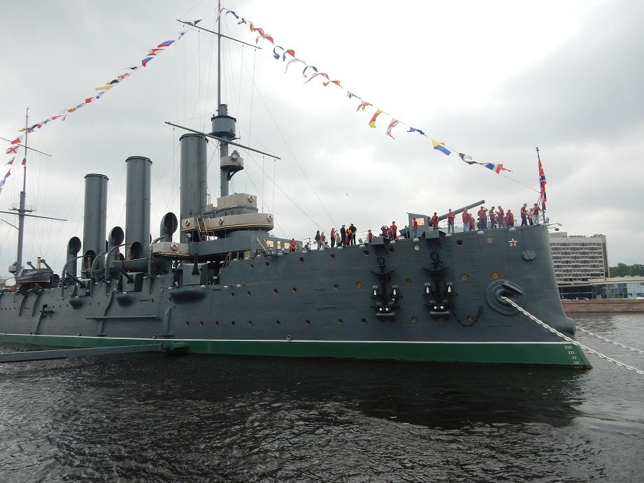 Das Museums-Schiff gilt als Wahrzeichen der Oktoberrevolution, denn am 25. Okt. 1917 wurde mit einen Schuss aus der Bug-Kanone das Signal zur Erstürmung des Winterpalais gegeben. 