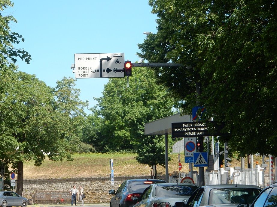 Heute kann man sich an verschiedenen Grenzen vorab anmelden und die Abfertigung läuft zwar mit einem gewissen bürokratischen Aufwand aber ohne Schikane. 