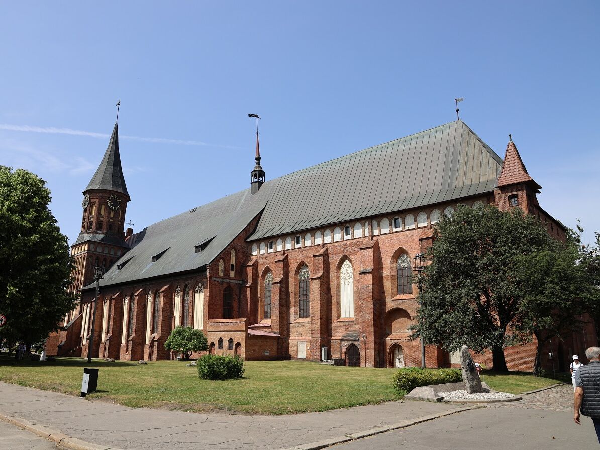 The cathedral has been a house again for a few years now. However, it may no longer be used as a house of worship, but is a concert hall and houses a Kant Museum, among other things. The famous Prussian philosopher is buried here.