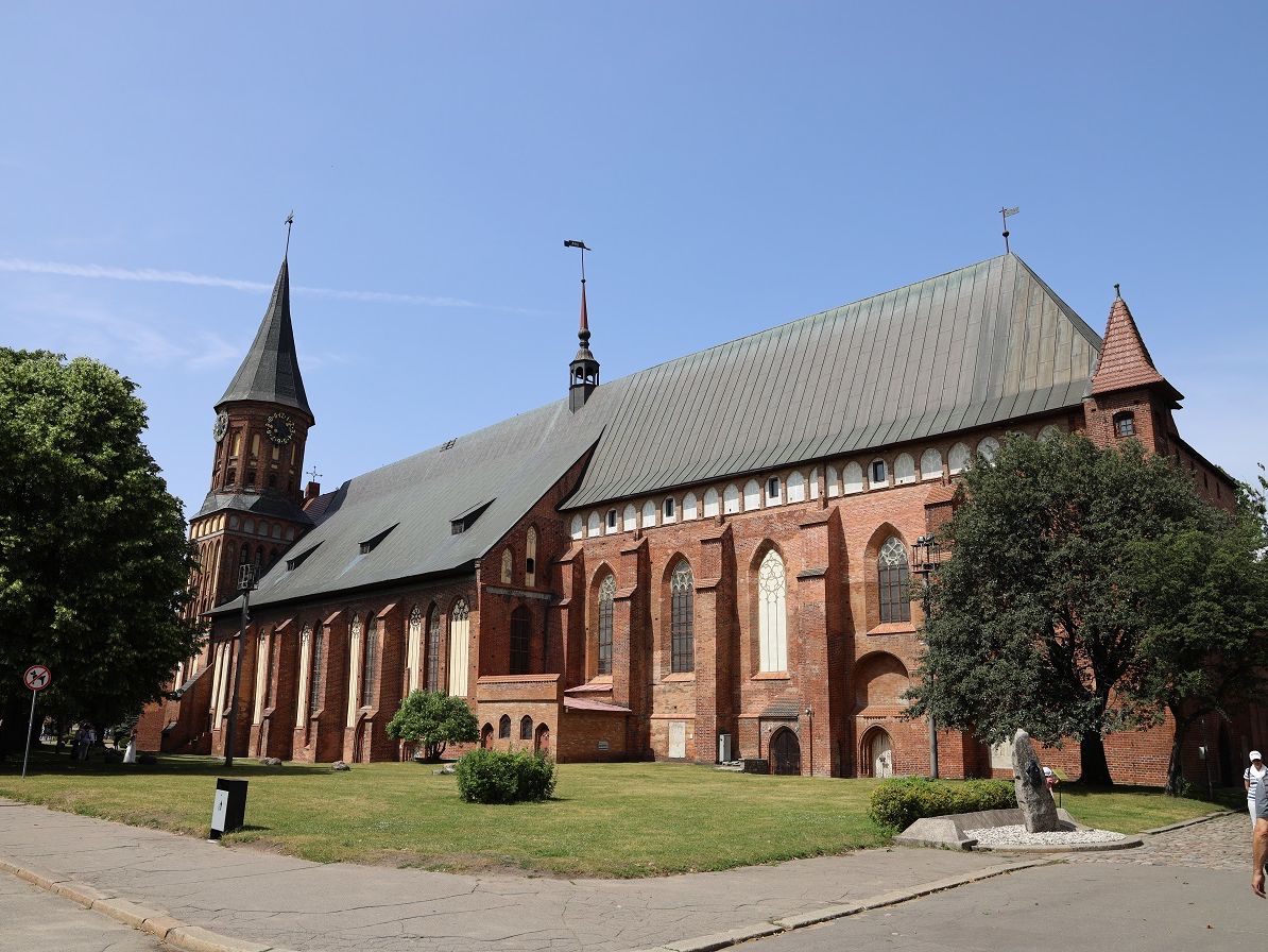 Schon seit ein paar Jahren ist der Dom wieder ein Haus. Er darf aber nicht mehr als Gotteshaus benutzt werden, sondern ist eine Konzerthalle und beherbergt u.a. ein Kant Museum. Der berühmte Königsberger Philosoph liegt hier begraben. 