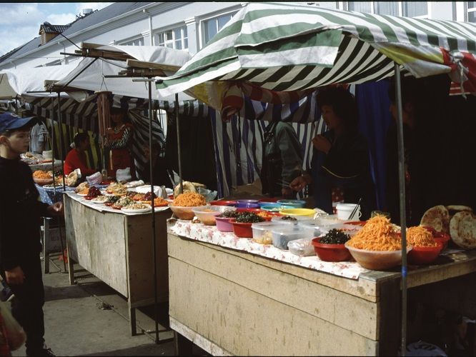 Ein Marktbesuch war, egal wohin man reiste eine schöne Abwechslung zu den Sakralbauten und Stadtbesichtigungen. In den frühen Jahren kamen die Produkte üblicherweise aus ehemaligen Sowjetrepubliken und Bruderstaaten. 