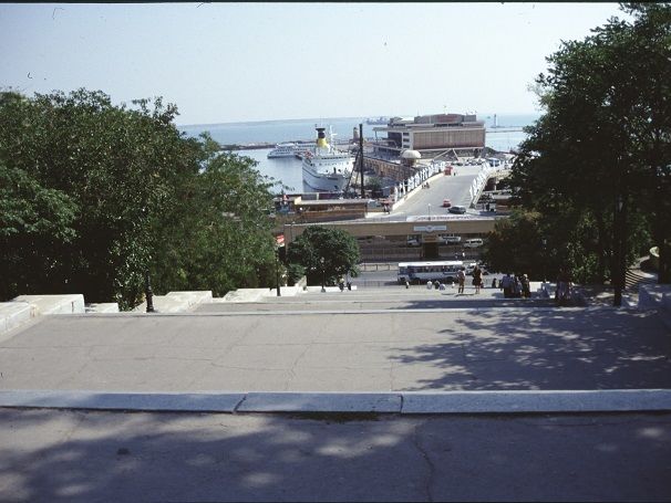 Sie war erst als Boulevard Treppe bekannt erhielt aber Ihren jetzigen Namen offiziell 1955. Dieser geht zurück auf den Film "Panzerkreuzer Potemkin" aus dem Jahr 1925, in dem die Treppe eine wichtige Rolle spielt. Hier ein Bild aus dem Jahr 1996.