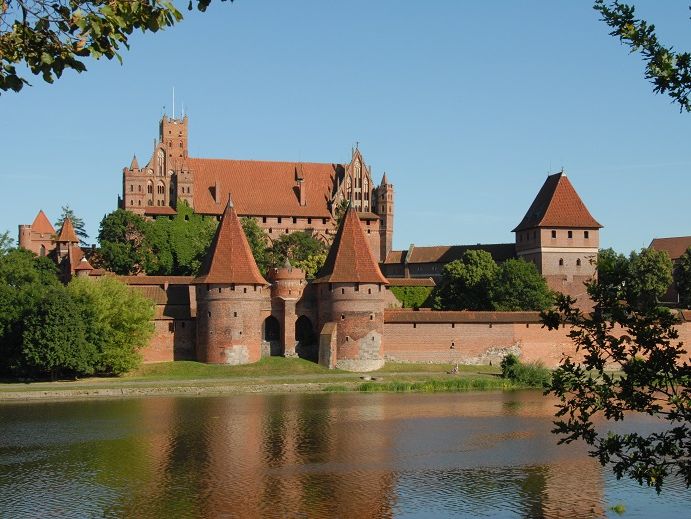 Heute ist die Marienburg im Weltkulturerbe der UNESCO eingetragen und gilt immer noch als größter Backsteinbau Europas. Wenn Sie in der Nähe sind, nutzen Sie die Zeit für einen Besuch.  