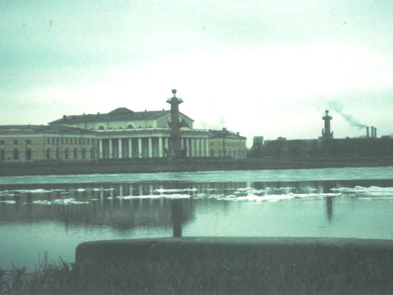 Strelka = arrowhead is the name given to the end of Wassiliejewski Insel opposite the Winter Palace. The building with the Greek columns is the stock exchange.