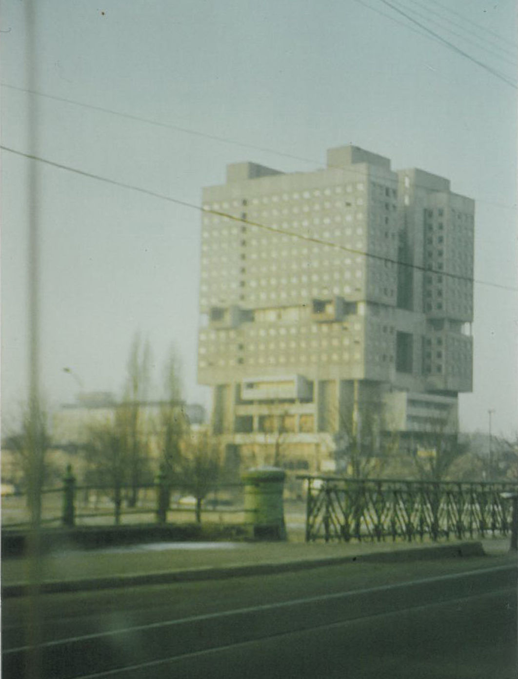 Das Haus der Sowjets, in den 1970er Jahren an der Stelle des Königsberger Schlosses erbaut stand schon in den 1990er Jahren leer. Die Statik war durch die Sprengung der Ruine nicht mehr tragfähig genug.  