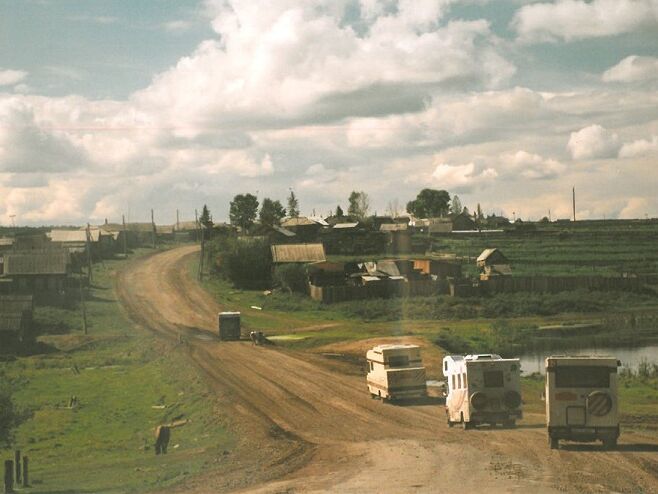 We recognize the journey by the vehicles, that is "In the footsteps of Marco Polo" in 1998 on the way back from China. At that time the streets of Siberia were still partly unpaved or covered with a thick layer of dust. At that time you also drove in a convoy.