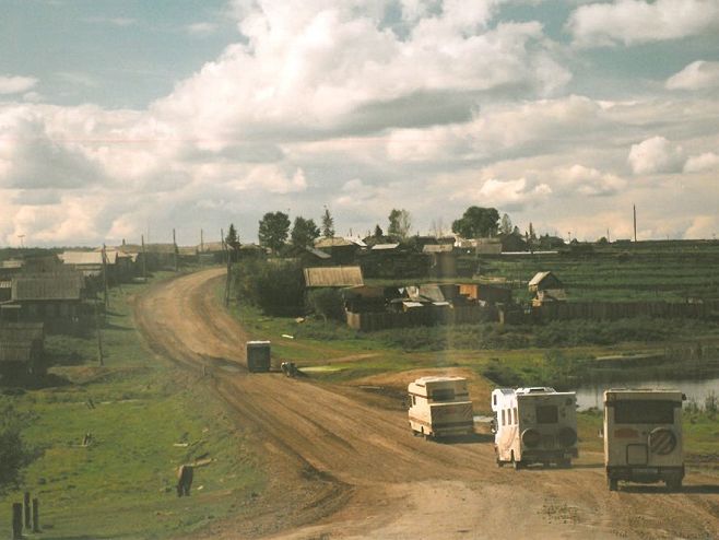 An den Fahrzeugen erkennen wir die Reise, das ist "Auf den Spuren Marco Polos" 1998 auf dem Rückweg von China. Damals waren die Straßen Sibiriens noch zum Teil ungeteert oder mit einer dicken Staubschicht überzogen. Auch fuhr man damals im Konvoi.  